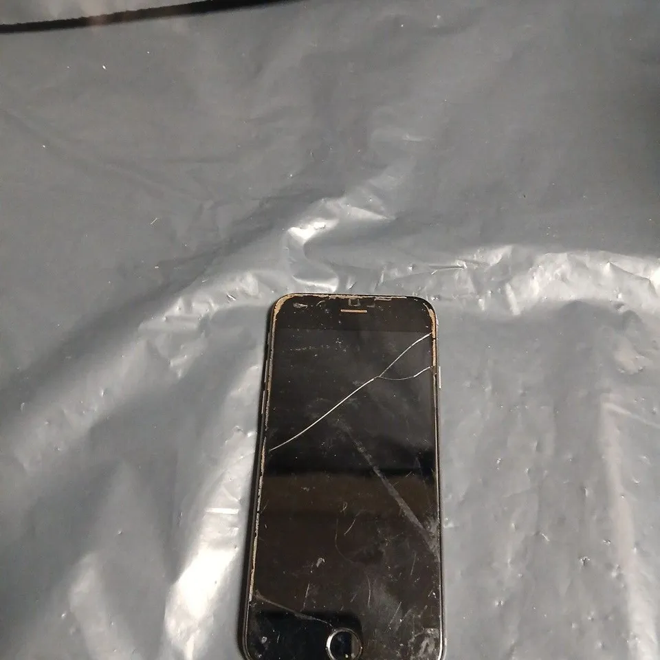 Apple iPhone– Silver, cracked front display