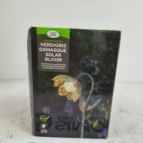 VERDIGRIS DAMASQUE SOLAR BLOOM GARDEN LIGHT – BOXED