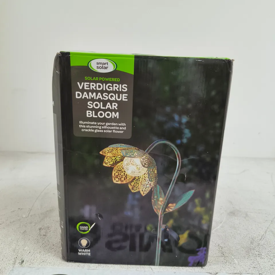 VERDIGRIS DAMASQUE SOLAR BLOOM GARDEN LIGHT – BOXED