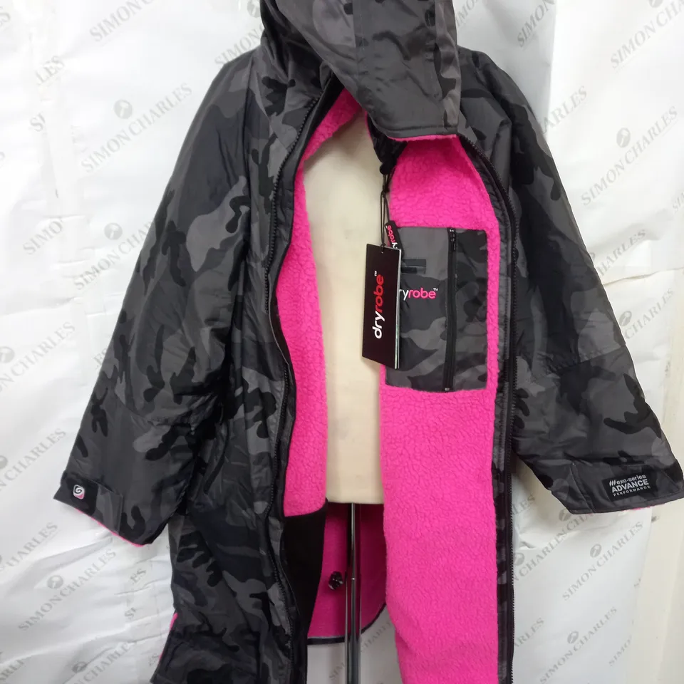 DRYROBE ADVANCE LONG SLEEVE FLEECE LINED COAT IN CAMOFLAGE BLACK/PINK SIZE S
