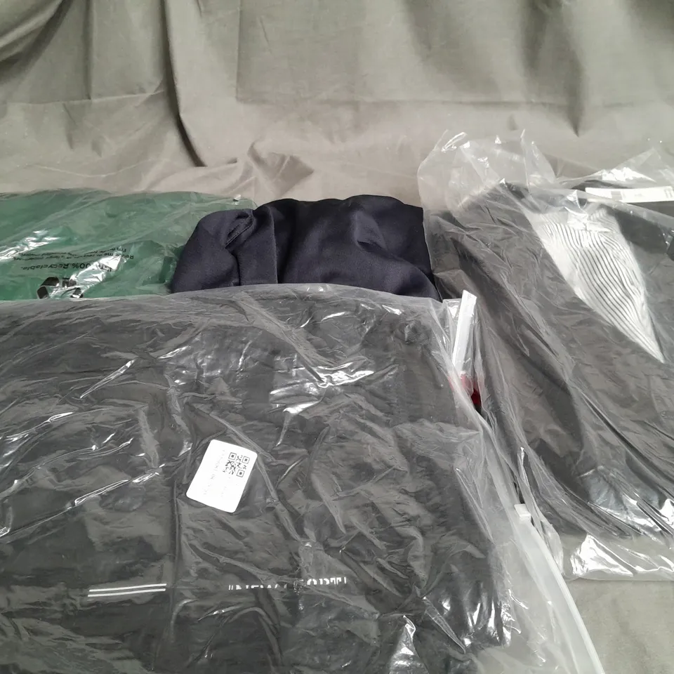 BOX OF APPROXIMATELY 25 ASSORTED CLOTHING ITEMS TO INCLUDE - JUMPERS , TOPS, DRESSES ETC 