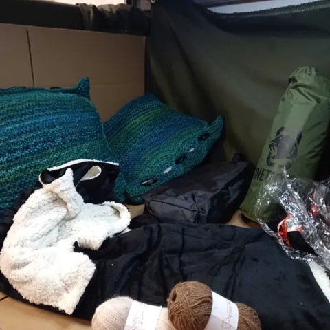 LARGE BOX OF APPROXIMATELY 20 ASSORTED HOUSEHOLD ITEMS TO INCLUDE: WOOL, KNITTED CUSHION COVERS/CUSHION, SHERPA BLANKET