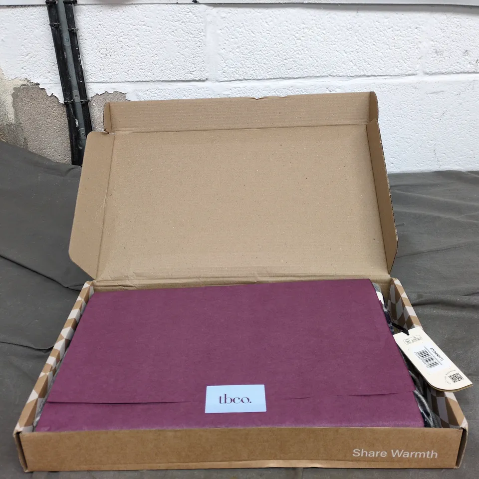 TBCO LAMBSWOOL BLANKET SCARF IN BANNOCKBANE SILVER TARTAN WITH TAGS, IN PRESENTATION BOX