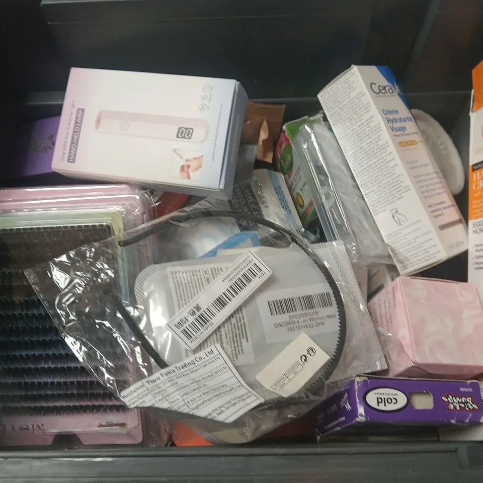 APPROXIMATELY 15 ASSORTED HEALTH & BEAUTY PRODUCTS TO INCLUDE THE1NKEYLIST BODY STICK, CERAVE MOISTURISING LOTION, OLAPLEX CONDITIONER, ETC - COLLECTION ONLY