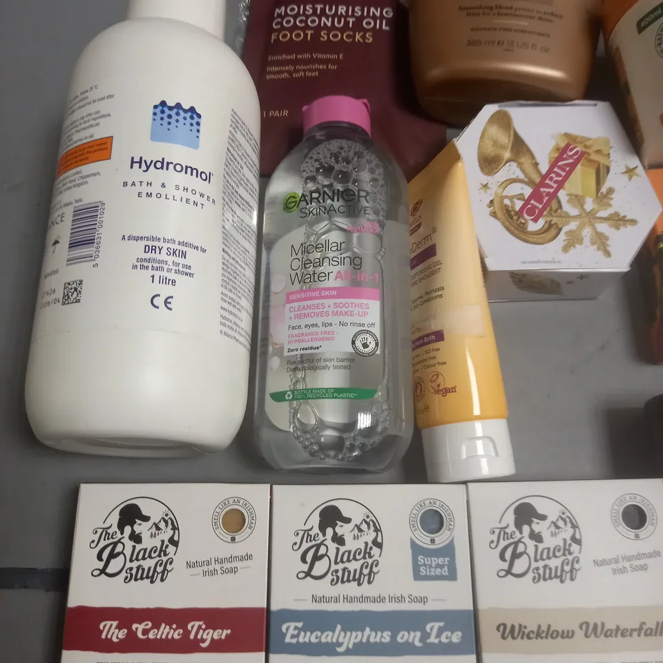 LOT OF APPROXIMATELY 20 ASSORTED HEALTH AND BEAUTY ITEMS TO INCLUDE EPSOM BATH SALTS, BLACK STUFF SOAP AND KERATIN SMOOTH SHAMPOO