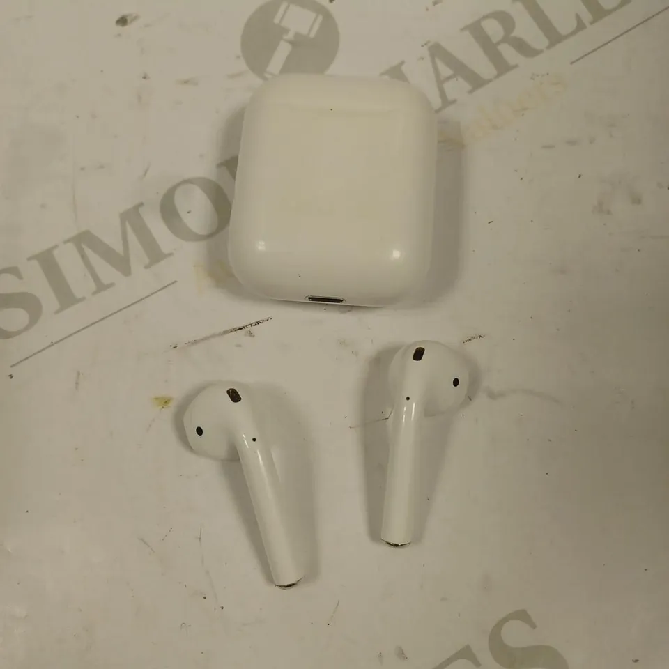 APPLE WIRELESS AIRPODS WITH CHARGING CASE