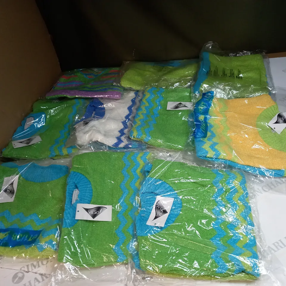 LOT OF APPROX 10 ASSORTED CLOTHING ITEMS IN VARIOUS SIZES