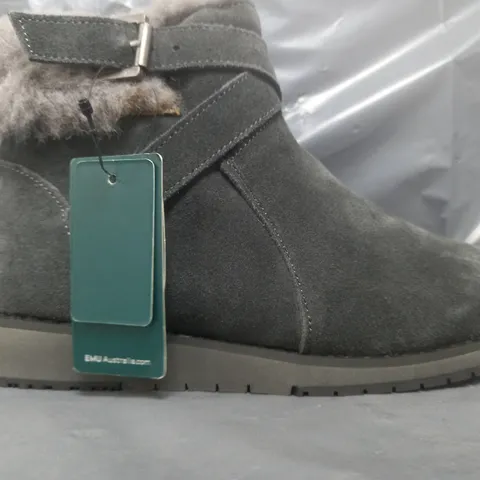 BOXED PAIR OF EMU AUSTRALIA SUEDE BOOTS IN GREY SIZE 4