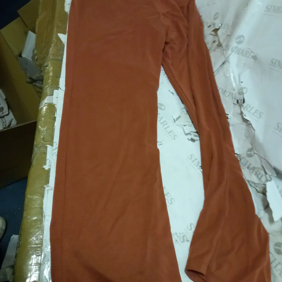 LOT OF APPROXIMATELY 5 ASSORTED CLOTHING ITEMS