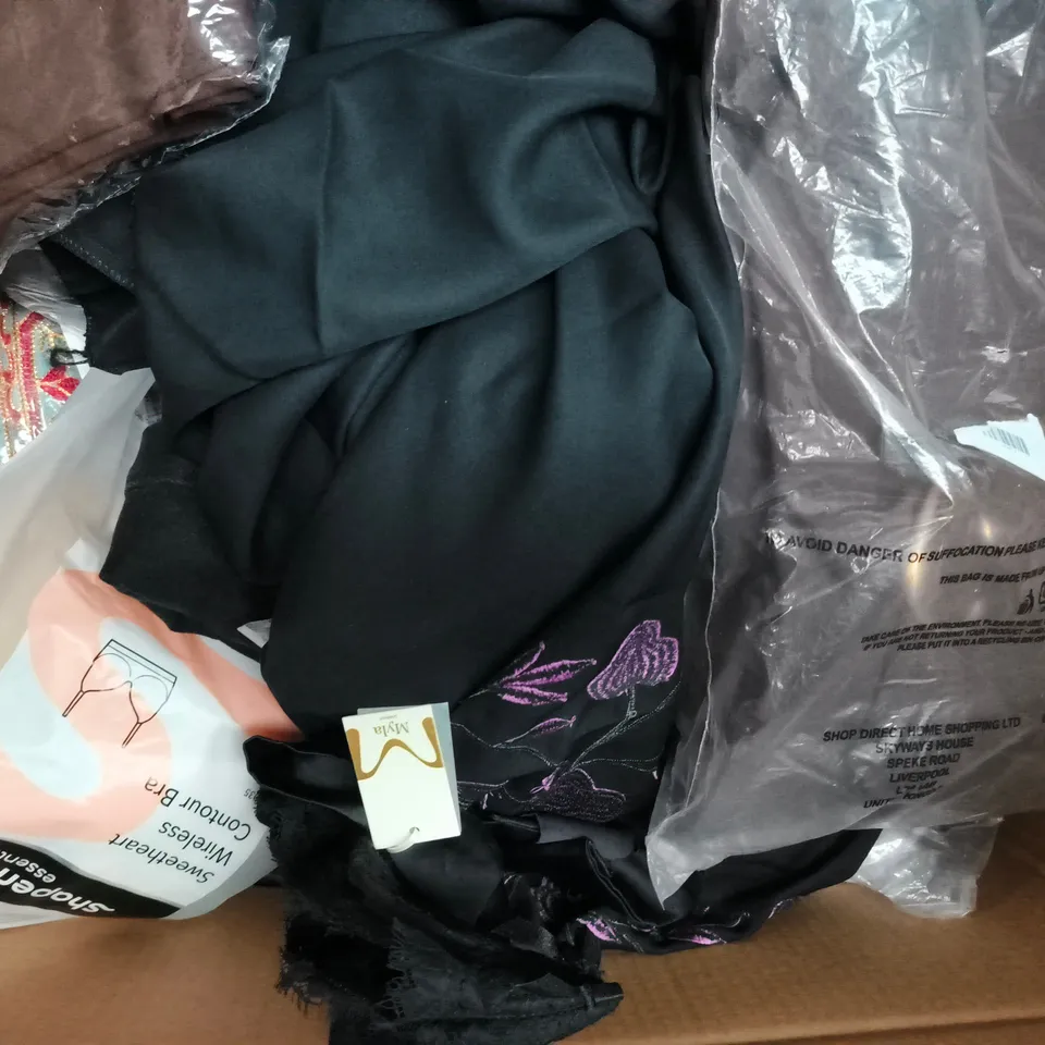 APPROXIMATELY 20 ASSORTED CLOTHING AND FASHION PRODUCTS IN VARIOUS STYLES AND SIZES - COLLECTION ONLY