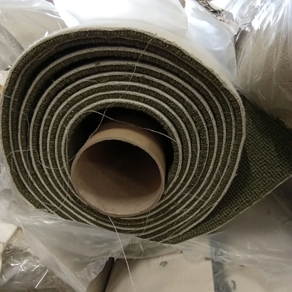 ROLL OF QUALITY DECO PLAINS CARPET - DARK GREEN // APPROX SIZE: 4 X 4.5m
