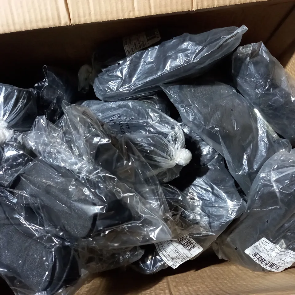 APPROXIMATELY 20 PAIRS OF WOMEN'S FLAT LACE UP ANKLE SHOES IN BLACK SIZE 5 