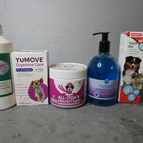 TOTE OF APPROXIMATELY 15 ASSORTED PET ITEMS TO INCLUDE - YUMOVE DIGESTIVE CARE , NUTRLPAW ALL ITCH , TOOTH GEL ETC