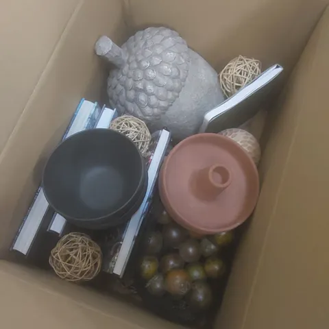 BOX OF ASSORTED DECORATIVE SHOWROOM STAGING ITEMS TO INCLUDE; BOOKS, BOWLS, DECOR PIECES ETC