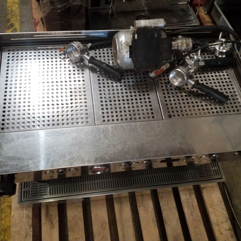 LA MARZOCCO LINEA PB AV 3 GROUP COFFEE MACHINE