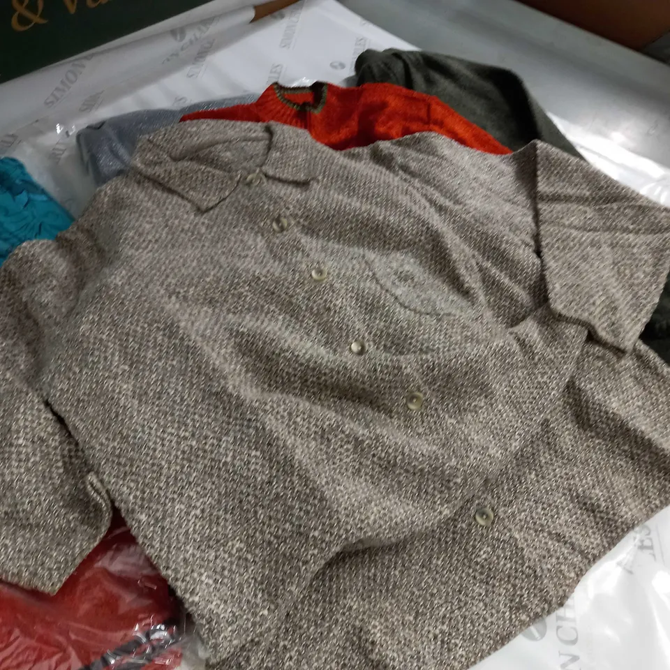 LOT OF 10 ASSORTED CLOTHING ITEMS - VARIOUS SIZES