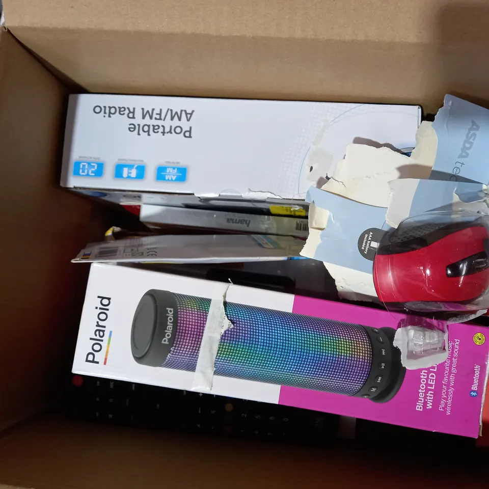 LOT OF APPROX. 10 X ITEMS TO INCLUDE ONE FOR ALL SV9420 HDTV INDOOR AERIAL, POLAROID BLUETOOTH SPEAKER, JUICE JUMBO MARSHMALLOW BLUETOOTH SPEAKER, BLACKWEB USB-C AND USB-A MAINS CHARGER, ONN PORTABLE 