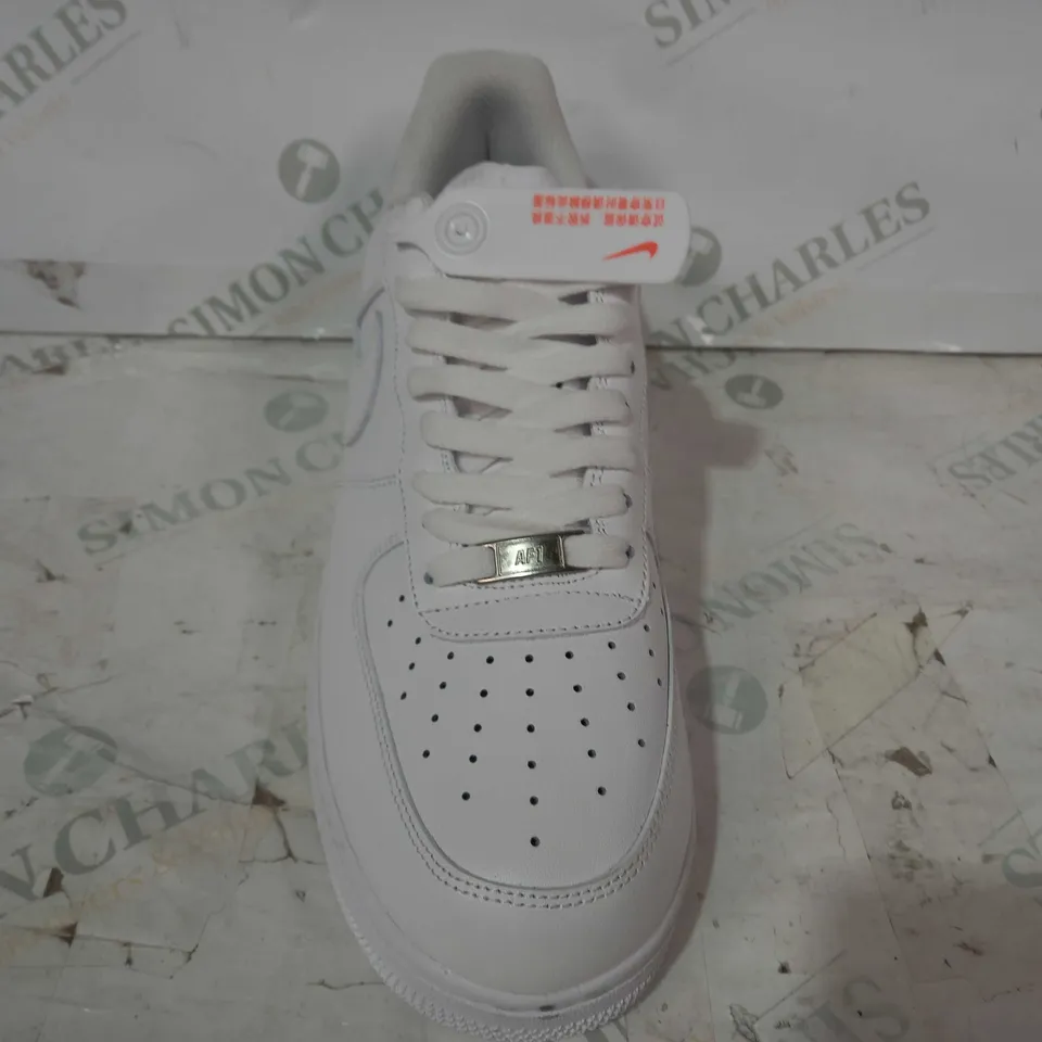 BOXED PAIR OF NIKE AIR FORCE 1 SHOES IN WHITE UK SIZE 10