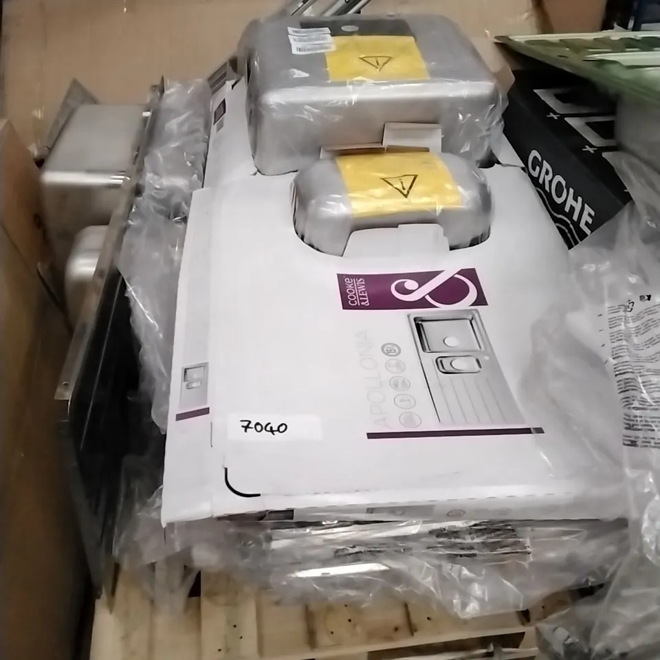 PALLET OF APPROXIMATELY 5 ASSORTED DESIGNER KITCHEN SINKS TO INCLUDE APOLLINA 1.5 BOWL SINK WITH DRAINER ETC