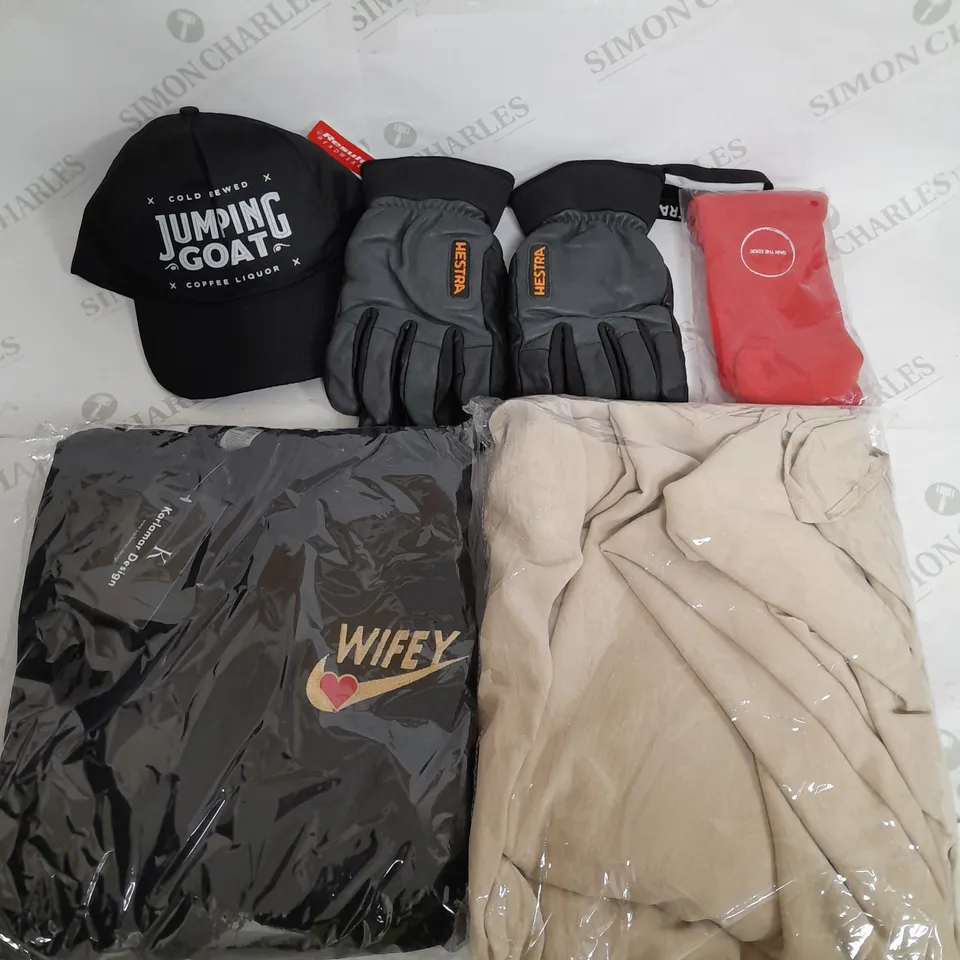 BOX OF APPROXIMATELY 22 ASSORTED CLOTHING ITEMS TO INCUDE - GLOVES , SOCKS , HATS ETC