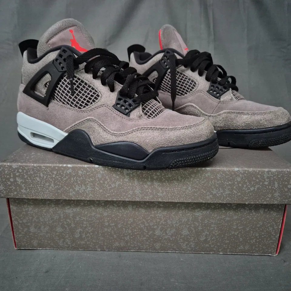 BOXED PAIR OF NIKE AIR JORDAN 4 RETRO SHOES IN TAUPE/BLACK UK SIZE 8