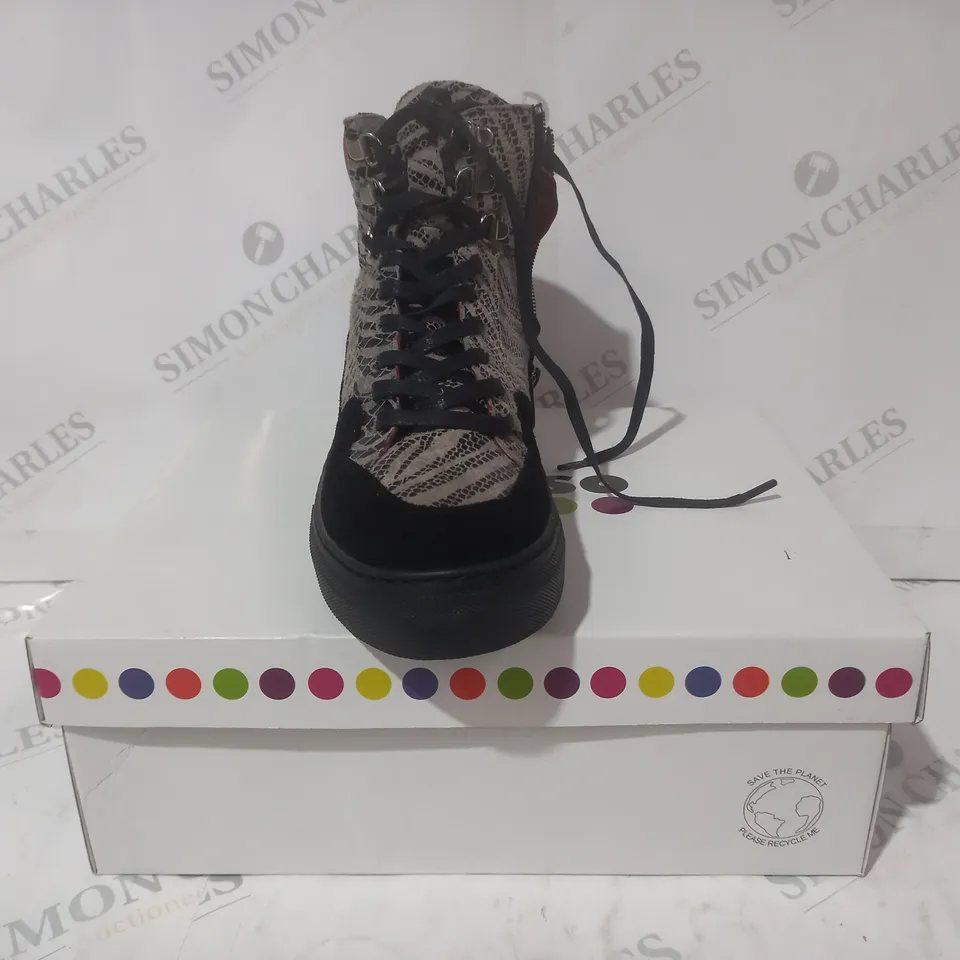 BOXED PAIR OF ADESSO HI-TOP SHOES IN TAN/BLACK/RED SIZE 6