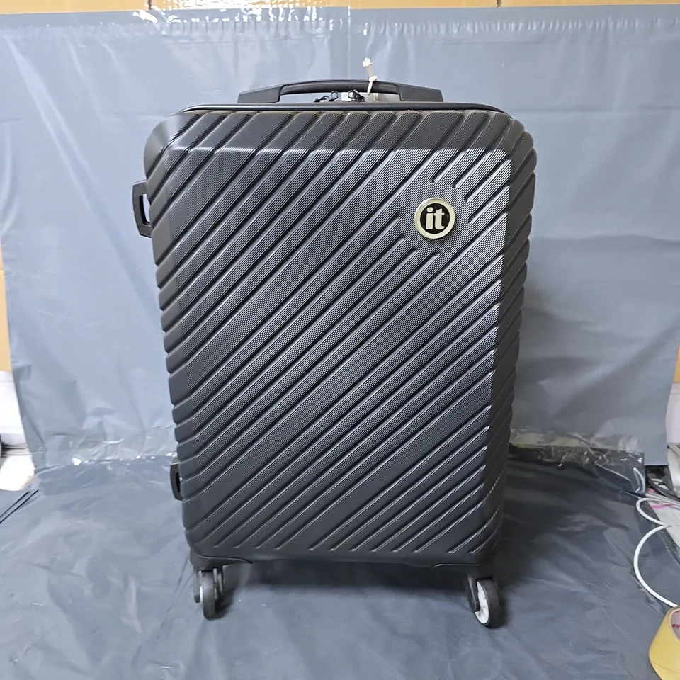 IT LUGGAGE RECLINE BLACK CABIN SUITCASE