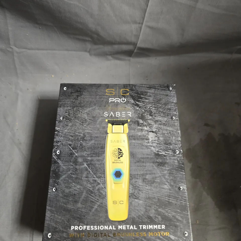 SABER PROFESSIONAL METAL TRIMMER WITH DIGITAL BRUSHLESS MOTOR – GOLD