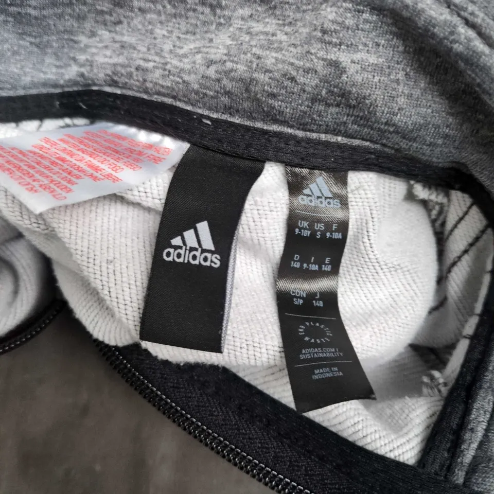 ADIDAS GREY 1/4 ZIP JUMPER – UK 9-10 (KIDS)