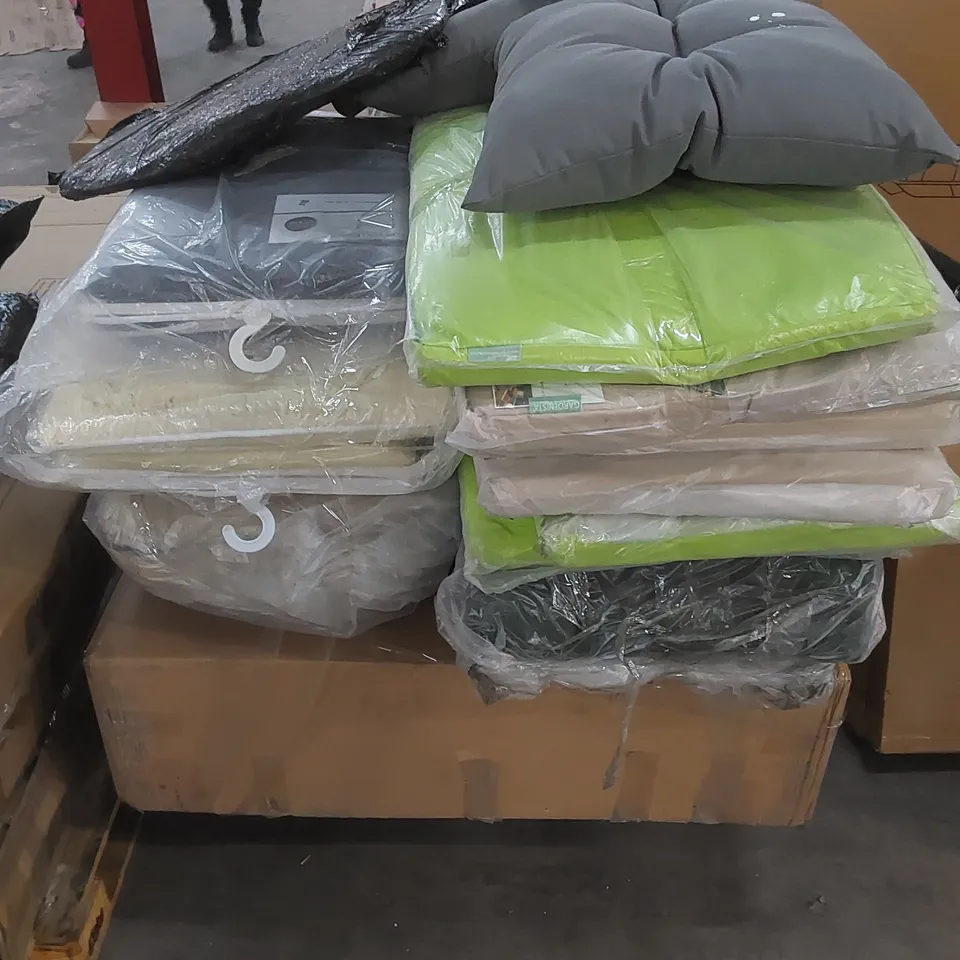 PALLET OF ASSORTED INCOMPLETE GARDEN FURNITURE PARTS AND CUSHIONS FOR GARDEN & PATIO FURNITURE 