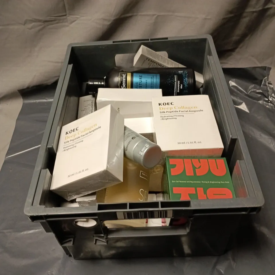 APPROXIMATELY 20 ASSORTED COSMETIC ITEMS INCLUDING TRESEMME RICH MOISTURE, TEMPORARY EYE TIGHTENER, MANE THICKENING HAIR CONDITIONER, THE WHITE COMPANY SPA HAND AND BODY WASH