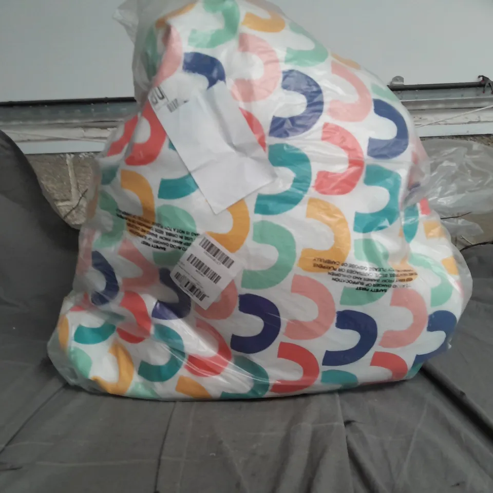 TRIANGLE BEANBAG RAINBOW PRINT 