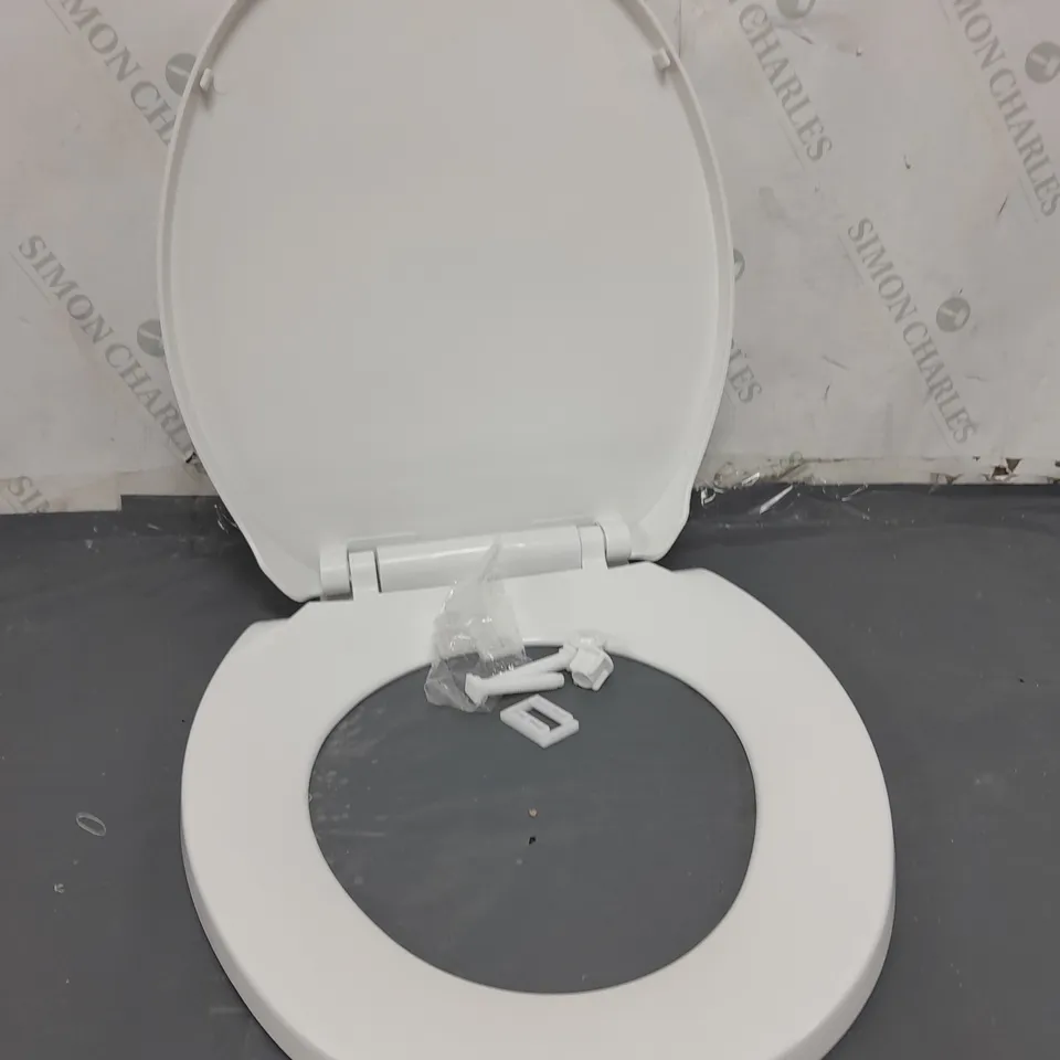 REPLACEMENT SLOW CLOSE TOILET SEAT IN WHITE