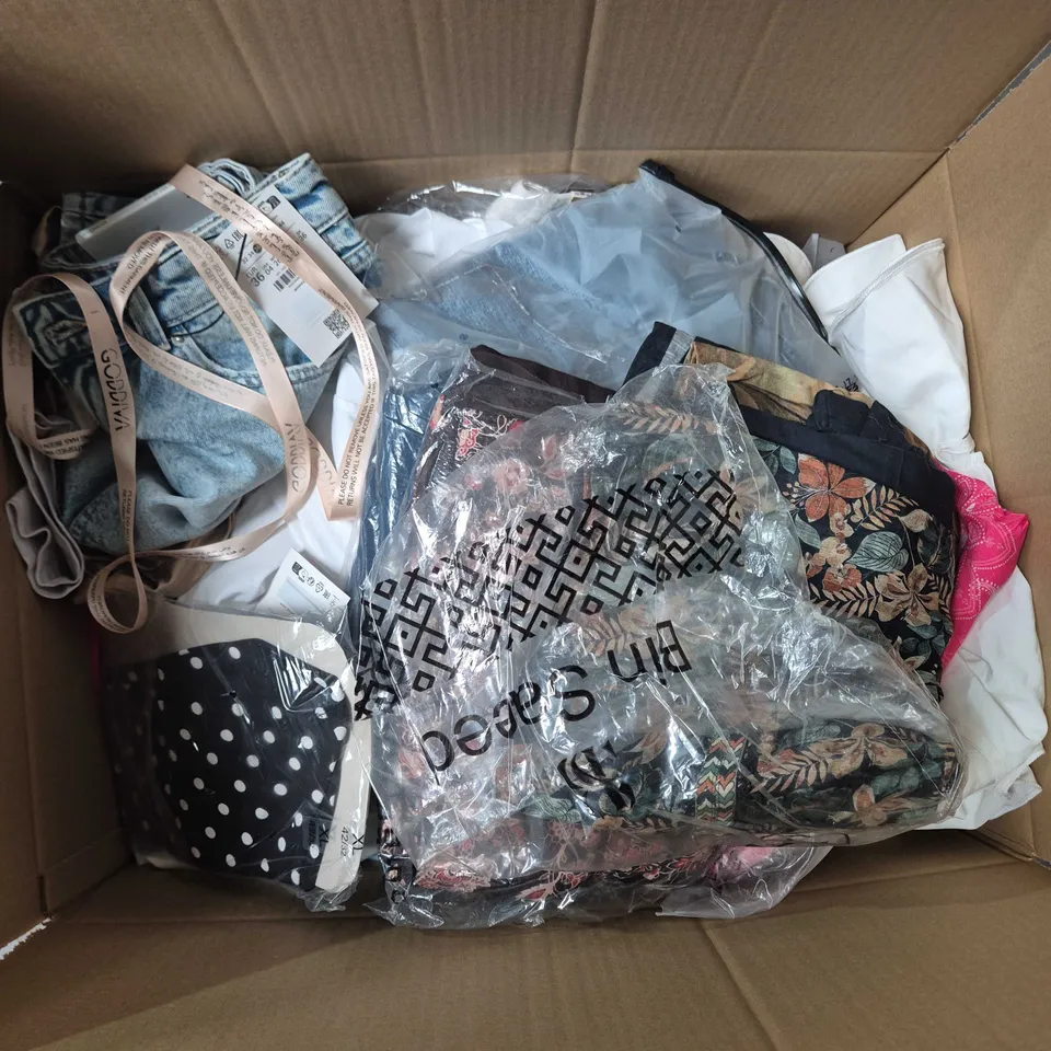 APPROXIMATELY 35 ASSORTED CLOTHING ITEMS IN VARIOUS SIZES, STYLES & COLOURS TO INCLUDE BRANDS SUCH AS PULL & BEAR, STRADIVARIUS, BERSHKA, ETC - COLLECTION ONLY