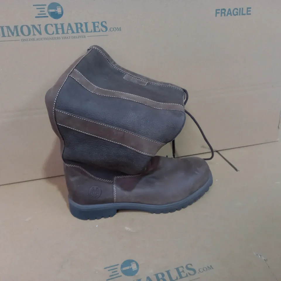 PAIR OF SIZE 10 BROWN BOOTS 