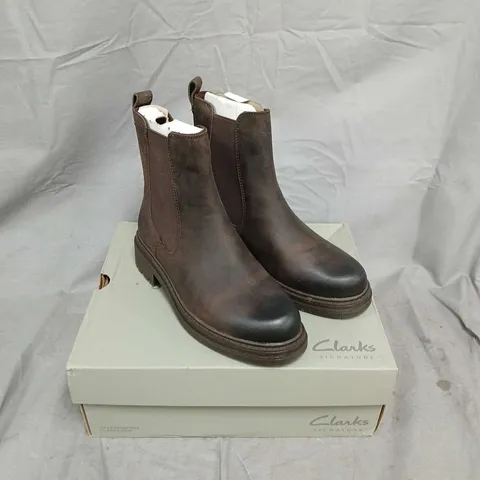BOXED PAIR OF CLARKS ORINOCO 3 TOP CHELSEA BOOTS IN DARK BROWN LEATHER SIZE 5