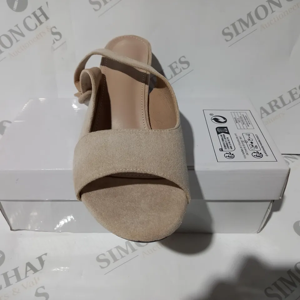 BOXED PAIR OF DESIGNER OPEN TOE LOW BLOCK HEEL SLINGBACK SANDALS IN BEIGE EU SIZE 41