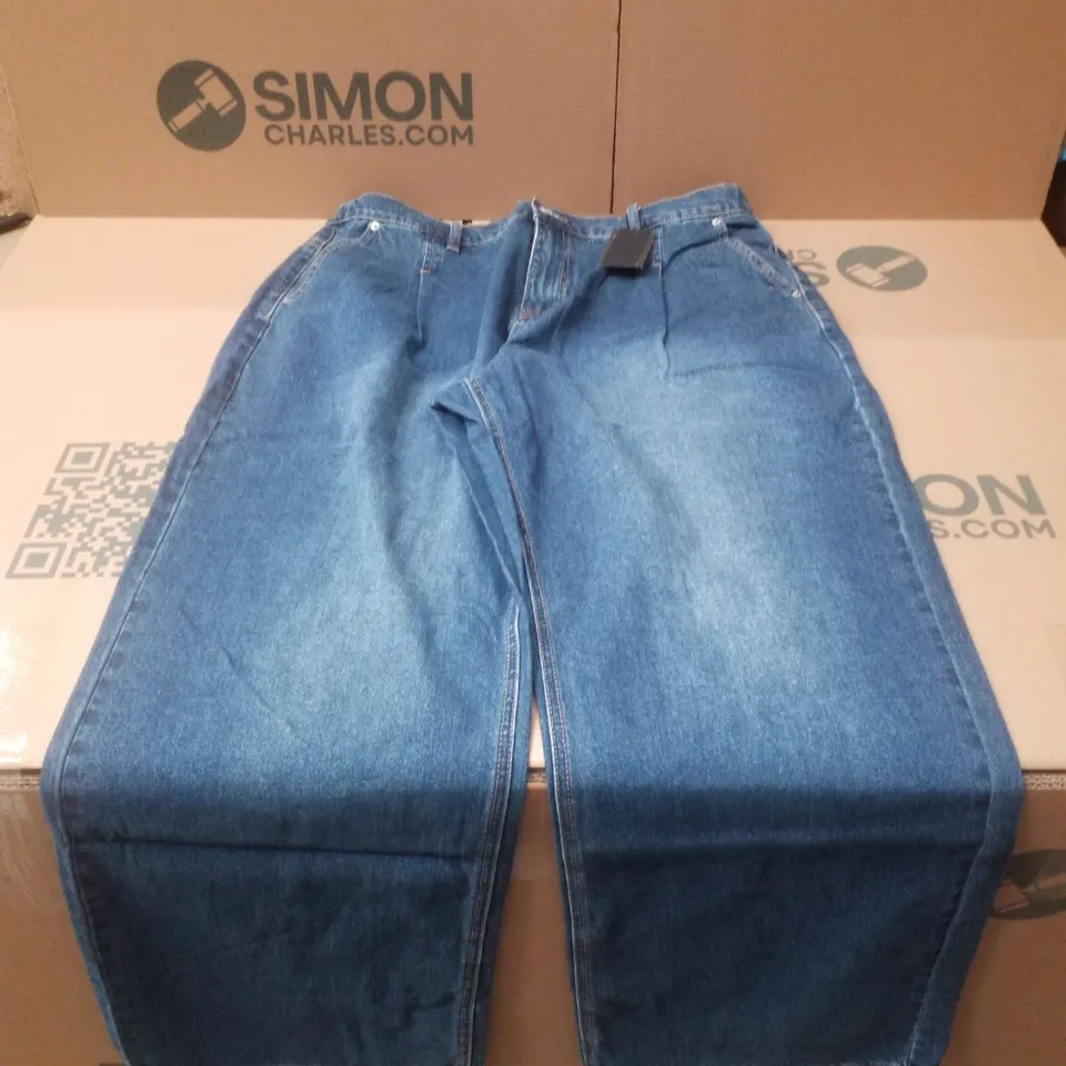 BOX CONTAINING APPROXIMATELY 15 BRAND NEW SIMPLY BE MID BLUE PLEAT DETAIL WIDE LEG JEANS - SIZE 18L