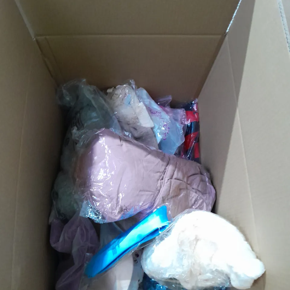 BOX OF APPROXIMATELY 20 ASSORTED CLOTHING AND FASHION ITEMS IN VARIOUS STYLES, SIZES, AND COLOURS - COLLECTION ONLY