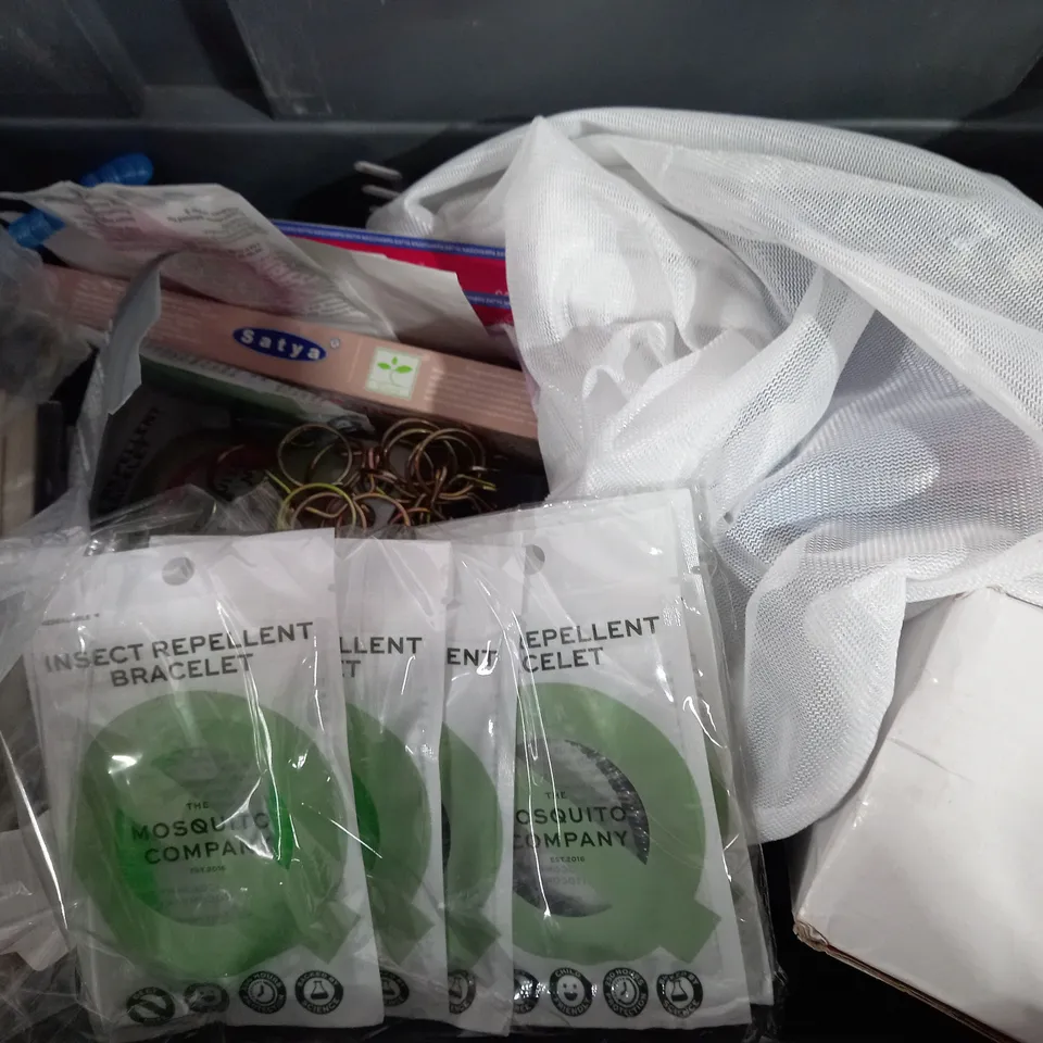 BOX OF APPROXIMATELY 6ASSORTED ITEMS TO INCLUDE - ANTI INSECT BAND - INDUCTION LAMP - FLOOR VINYL ECT