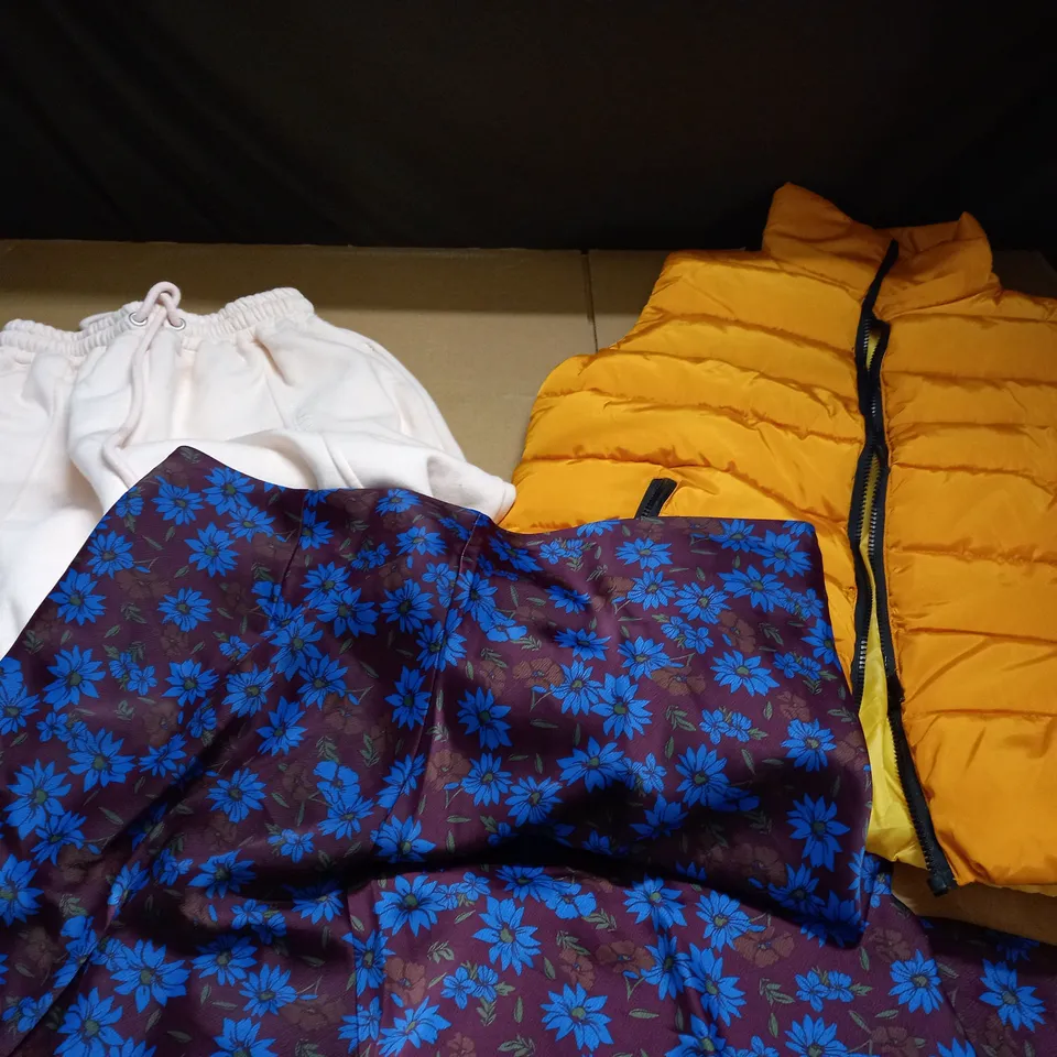 LOT OF APPROX 10 ASSORTED CLOTHING ITEMS VARYING IN SIZE/COLOUR/STYLE TO INCLUDE: TROUSERS, SKIRTS AND JACKETS