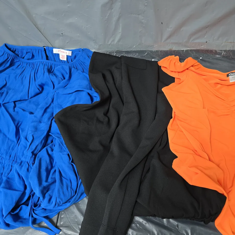 APPROXIMATELY 20 ASSORTED CLOTHING ITEMS IN VARIOUS COLOURS, STYLES AND SIZES