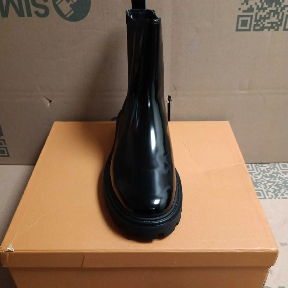 BOXED PAIR OF TOD'S BOOTS IN BLACK - 5