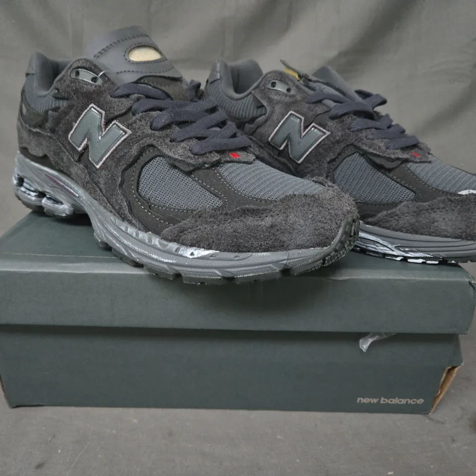 BOXED PAIR OF NEW BALANCE WOMEN'S 2002R SHOES IN DARK GREY UK SIZE 10.5