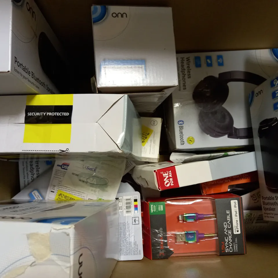 BOX OF APPROXIMATELY 20 ASSORTED HOUSEHOLD ITEMS TO INCLUDE ONE FOR ALL AMPLIFIED HDTV AERIAL, ONN LANDLINE PHONE, BLACKWEB USB CABLE, ETC