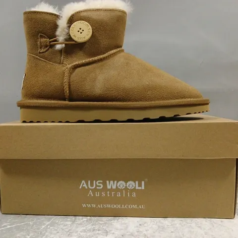 BOXED PAIR OF AUS WOOLI CABARITA BOOTS IN CHESTNUT SIZE UK 5
