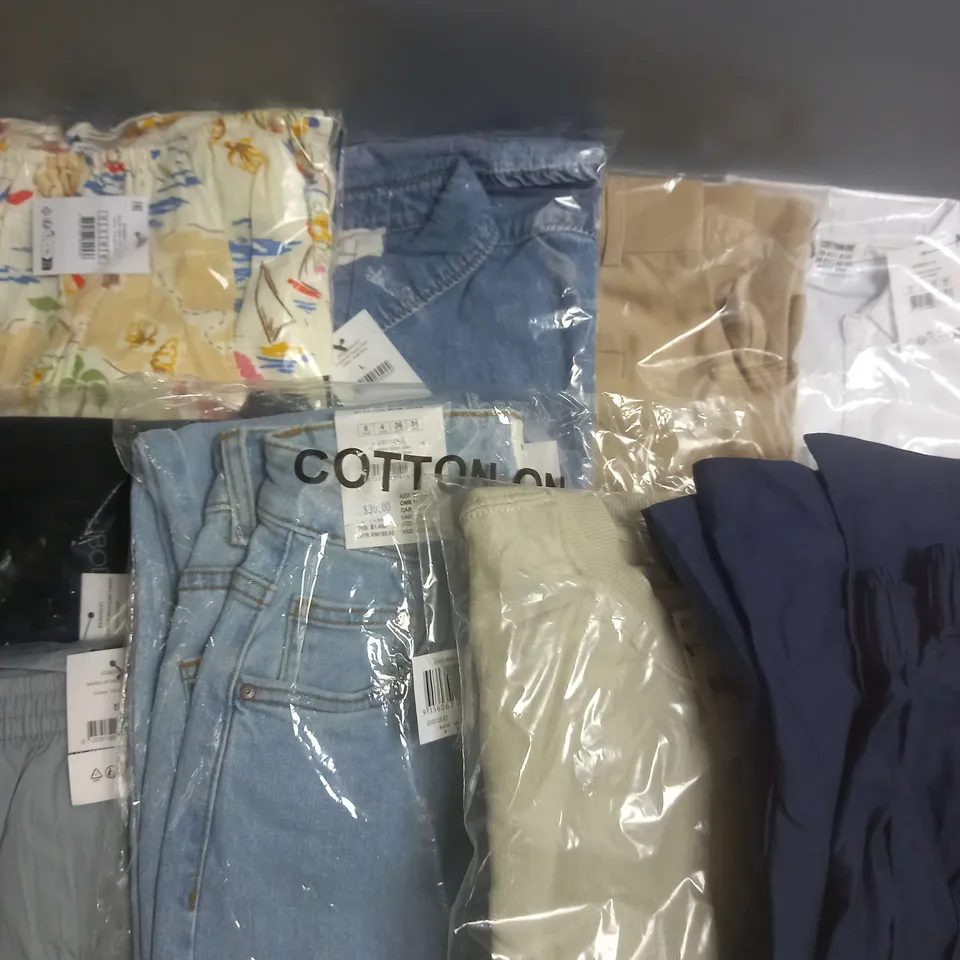 BOX OF APPROXIMATELY 10 ASSORTED CLOTHING ITEMS TO INCLUDE JEANS, SHIRTS, DRESS ETC