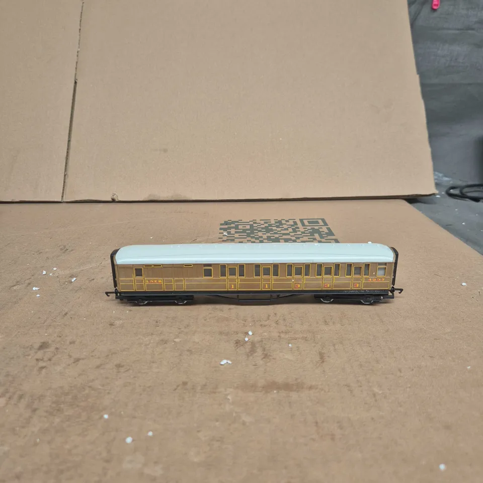 HORNBY SET OF 3 MODEL RAILWAY PASSENGER COACHES – BROWN WITH LIGHT BLUE ROOFS