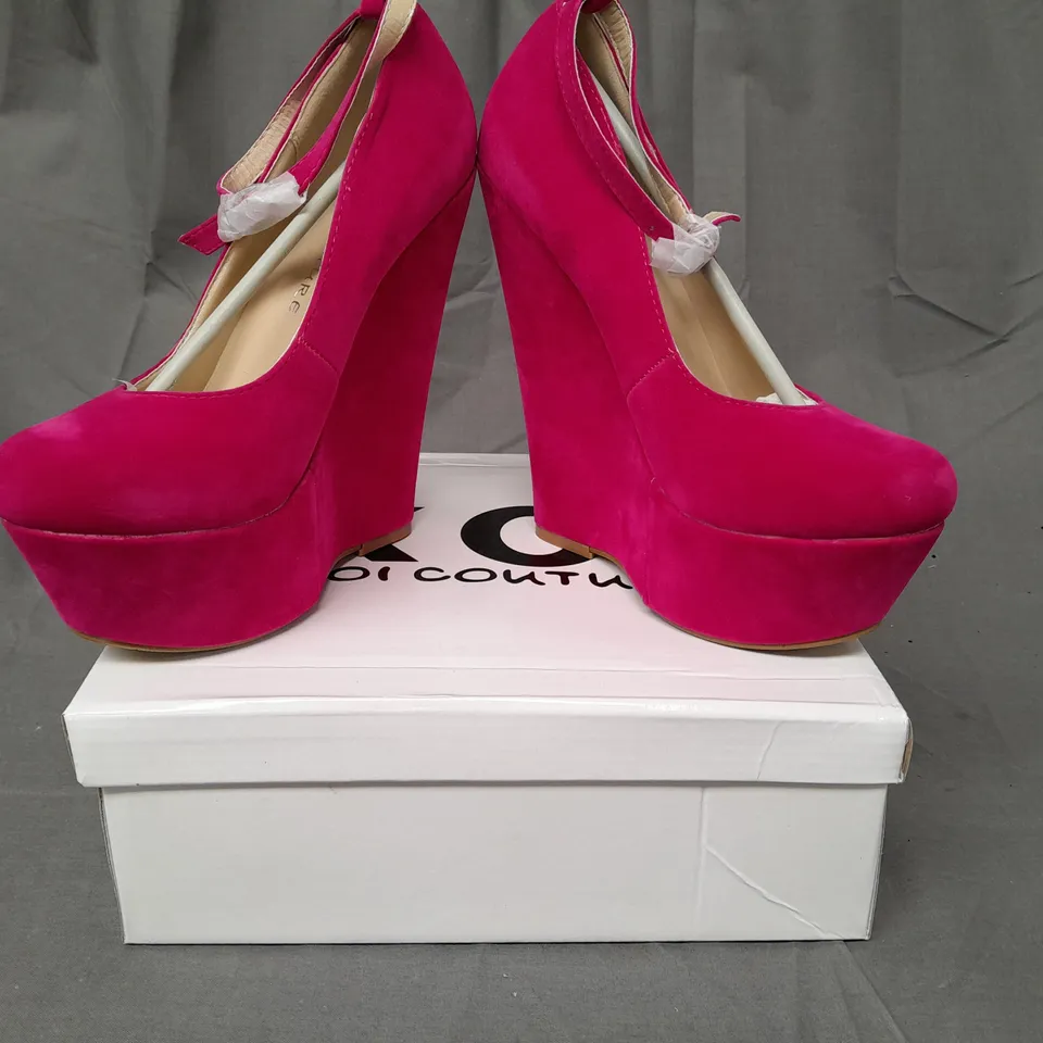 BOXED PAIR OF KOI COUTURE HR5 PLATFORM HIGH WEDGE FAUX SUEDE SHOES IN FUCHSIA SIZE 3