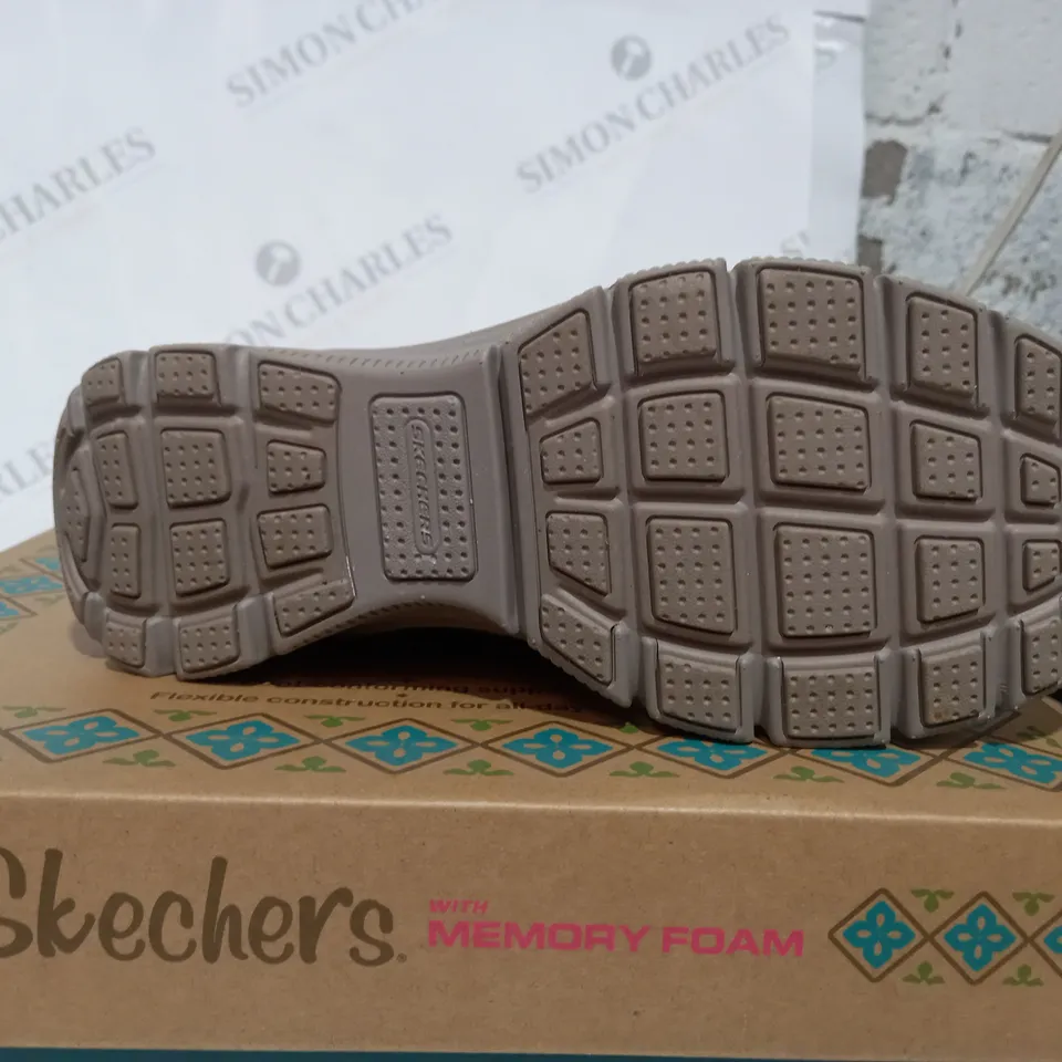 SKECHERS EASY GOING HIGH ZIP BOOT, MUSHROOM, UK 5